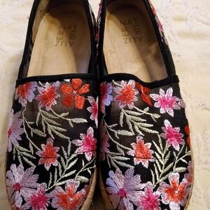 Naturalizer Embroidered Espadrilles